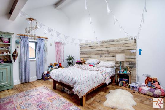 3194N 15 filming location house in north yorkshire girls bedroom.jpg