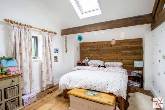 3194N 16 tv drama location house in north yorkshire cool kids bedroom.jpg