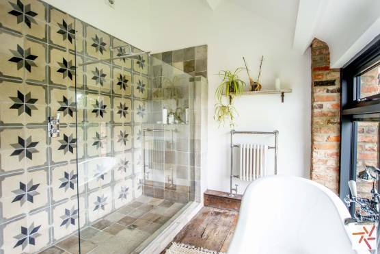 3194N 18 filming location house in north yorkshire modern bathroom.jpg