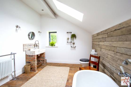3194N 19 tv drama location house in north yorkshire family bathroom.jpg