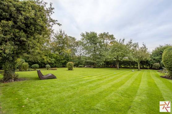 3210W-16-photo-shoot-location-house-in-west-yorkshire-extensive family garden