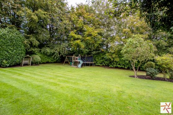 3210W-17-photo-shoot-location-house-in-west-yorkshire-extensive family garden