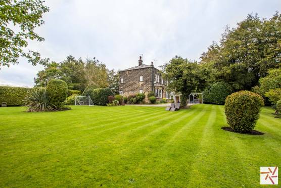 3210W-18-photo-shoot-location-house-in-west-yorkshire-extensive family garden