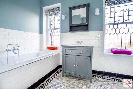 3214W 19 filming location in west yorkshire family bathroom