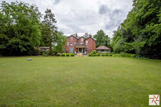 3228L 34 photo shoot location house in Lancashire elegant family home with large garden