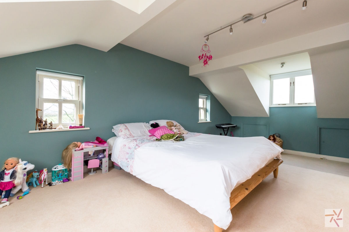 1850s West Yorkshire location with sash windows, swimming pool and