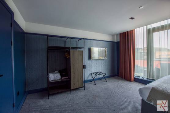 3260V 5 photo shoot location in Liverpool stylish bedroom apartment hotel.jpg