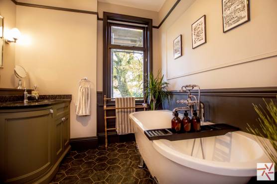 3253L 15 tv drama location house in Lancashire family bathroom roll top bath.jpg