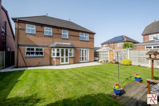 3271L 13 tv commercial location house in Lancashire garden..jpg
