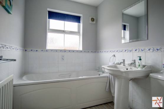 3271L 9 tv drama location house in Lancashire family bathroom.jpg