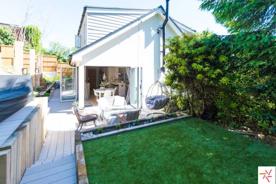 3284M 15 tv drama location house in Manchester large back garden with decked sitting area