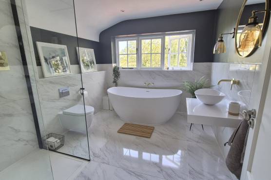 3287C 22 filming location house in Cheshire bathroom.jpg