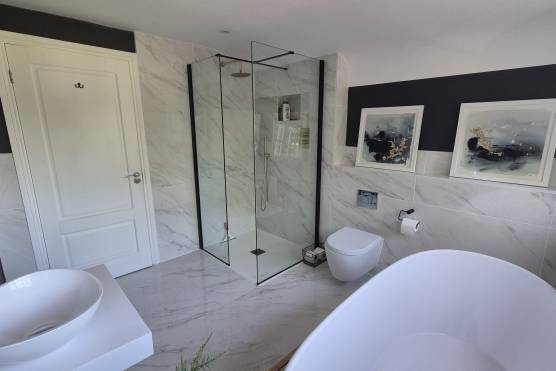 3287C 24 filming location house in Cheshire bathroom.jpg