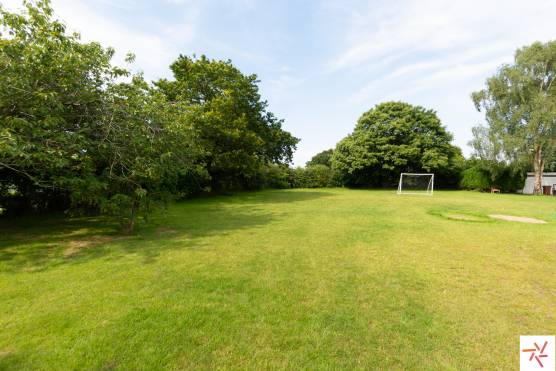 3287C 31 tv shoot location house in Cheshire family garden.jpg