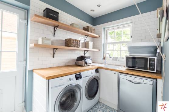 3286V 35 photo shoot location house in Southport useful utilities room cottage style interior