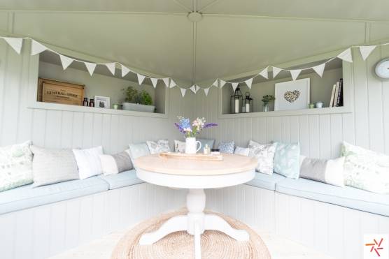 3286V 39 tv drama location house in Merseyside cottage style outdoor indoor dining in spacious garden