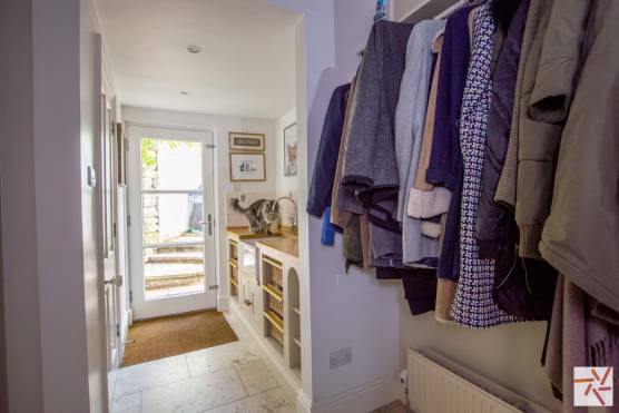 3290C 47 tv drama location house in Cheshire utility room.jpg