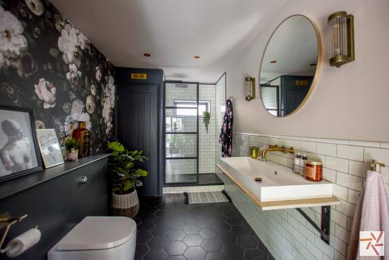 3291N 29 tv commercial location house in York stylish bahtroom.jpg