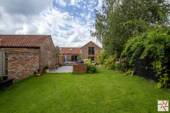 3291N 35 filming location house in York garden.jpg