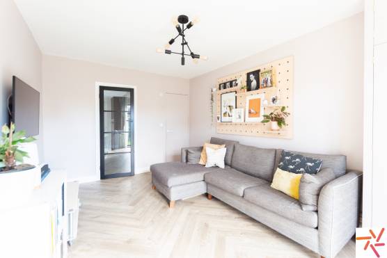 3295W 12 filming location house in Leeds modern living room.jpg