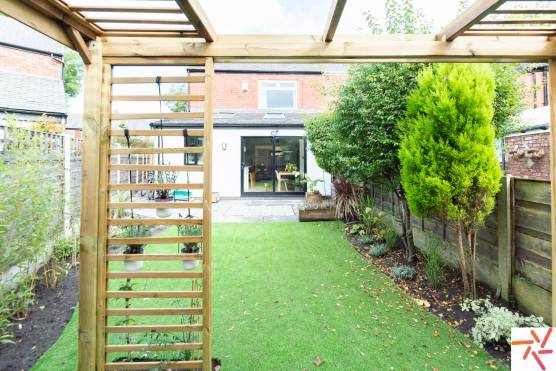 3298M 18 tv commercial location house in Manchester family garden.jpg