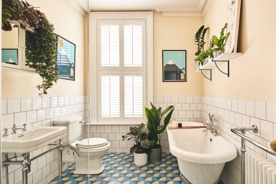 3300B 24 tv drama location house in Birmingham period property bathroom.jpg