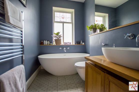 3333M 19 tv commercial location house in Manchester family bathroom with bath