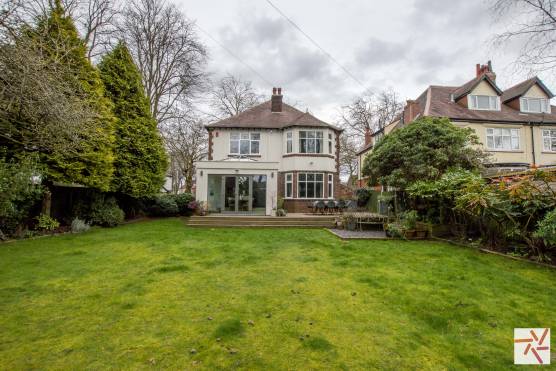3333M 21 photo shoot location house in Manchester detached with large garden