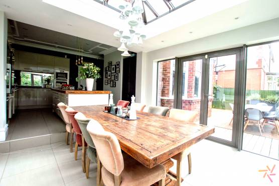 3333M 3 tv drama location house in Manchester open plan kitchen and dining area with orangery