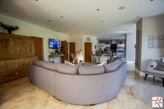 3339C 13 filming location house in Cheshire open plan living area.jpg