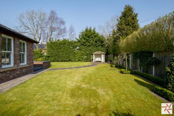 3339C 26 tv commercial location house in Cheshire family garden.jpg