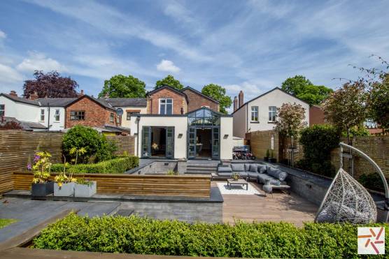 3454M 31 photo shoot location house in Manchester large patio and garden area