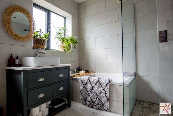 3348W 20 tv shoot location house in Leeds bathroom with shower and bath