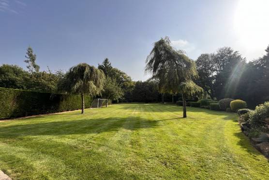 3379W 49 tv shoot location house in Leeds large family garden.JPG