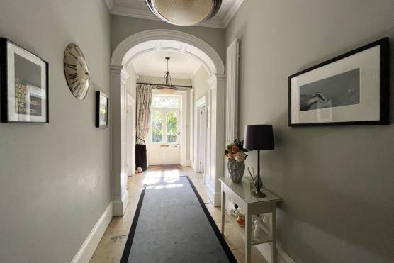 3431W 20 photo shoot location house in Leeds period property hallway and door