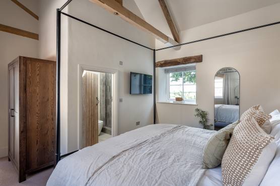 3419N 15 tv commercial location house in North Yorkshire large stylish bedroom