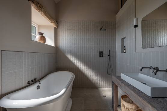 3419N 16 photo shoot location house in North Yorkshire large stylish bathroom