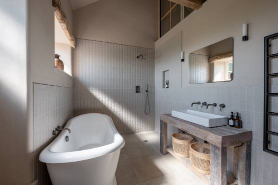 3419N 18 tv drama location house in North Yorkshire large stylish bathroom