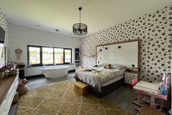 3422M 32 filming location house in Manchester with large kids bedroom