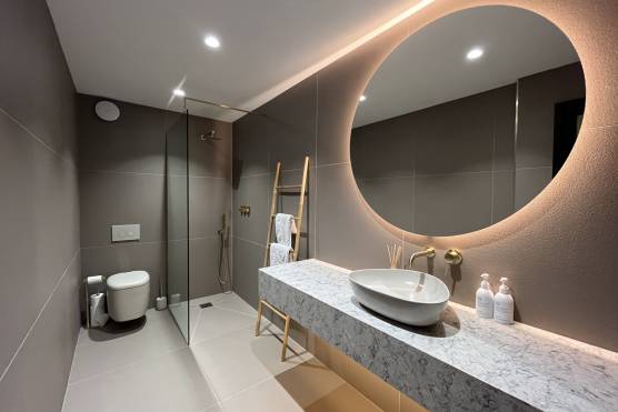 3423C 40 filming location house in Cheshire large contemporary family home with large bathroom