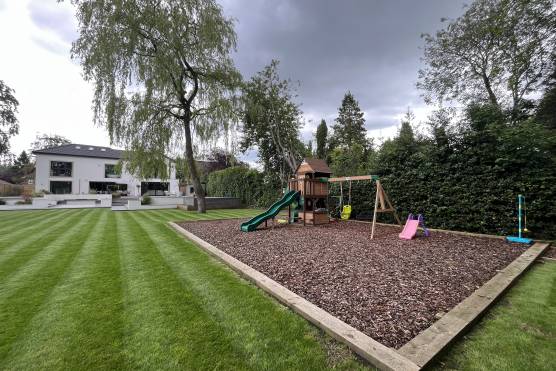 3423C 42 tv shoot location house in Cheshire large contemporary family home with large garden