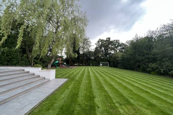 3423C 44 tv commercial location house in Cheshire large contemporary family home with large garden