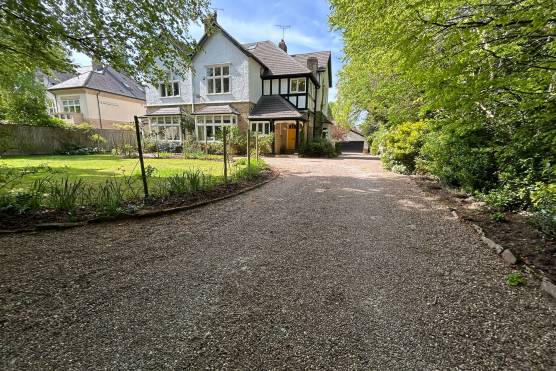 3430W 39 tv drama location house in West Yorkshire driveway.jpg