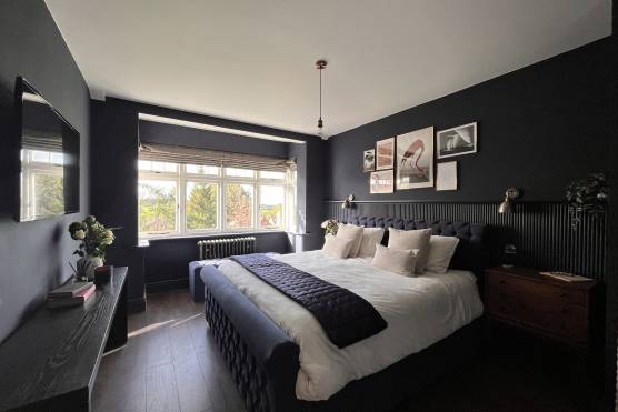 3436C 19 tv drama location house in Cheshire large dark bedroom