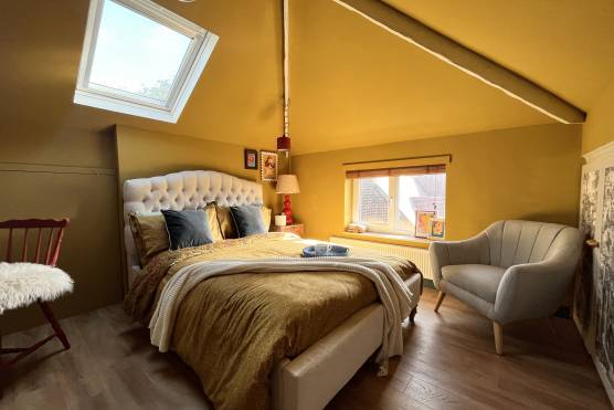 3436C 24 tv drama location house in Cheshire large bedroom