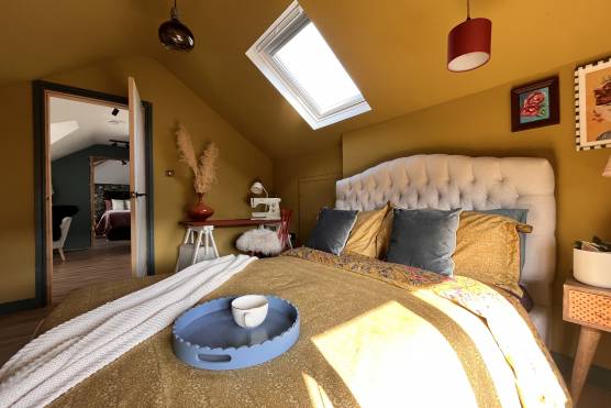3436C 25 tv commercial location house in Cheshire large bedroom