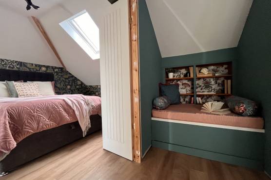 3436C 29 tv drama location house in Cheshire large bedroom