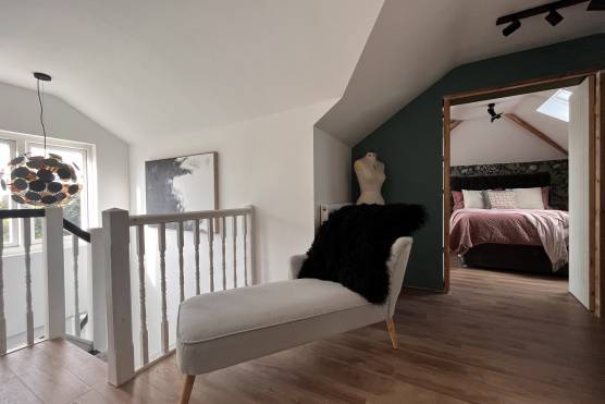 3436C 30 tv commercial location house in Cheshire large landing