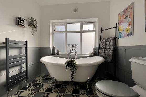 3436C 34 tv drama location house in Cheshire large bathroom