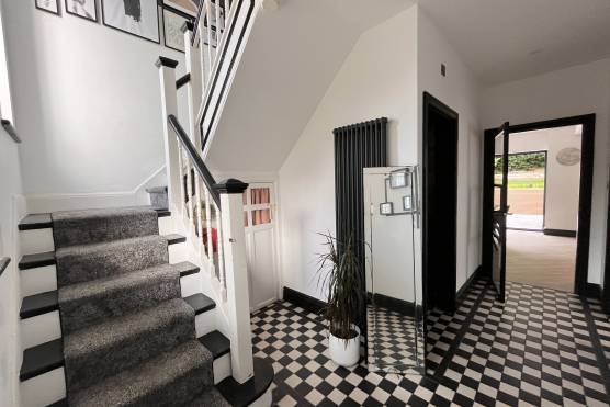 3436C 35 tv commercial location house in Cheshire large entryway and staircase